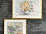 deux aquarelles encadrées représentant des fleurs dans un vase posé sur un tapis