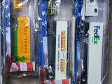 beaucoup d'objets emballés dans des sacs en plastique, par terre