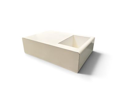un évier blanc posé à même le sol