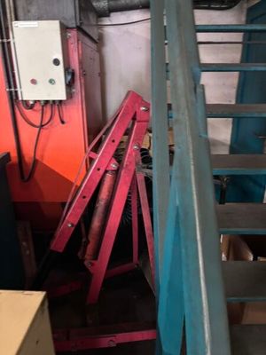 une échelle rouge posée à côté d'un escalier bleu et orange