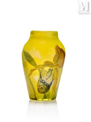 un vase jaune orné d'une image de fleur