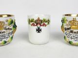 trois tasses ornées d'un bord doré et d'une couronne
