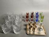 un plateau avec un plateau de verres et un plateau avec des couverts dessus