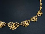 un collier en or sur fond noir
