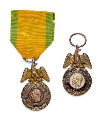 deux médailles et une médaille sur fond blanc
