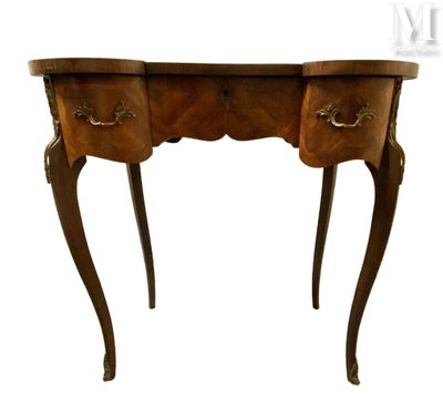 l'image d'une table en bois avec deux tiroirs