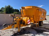 une photo d'un camion-benne jaune garé sur le bord de la route