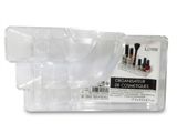 un gros plan sur un récipient transparent contenant des pinceaux de maquillage