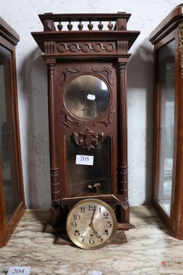 une horloge posée par terre devant deux miroirs