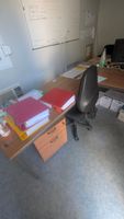A l'extérieur, dans un Algeco: (photo 2)