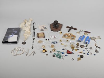 un assortiment d'articles religieux, notamment un chapelet, un livre et d'autres objets