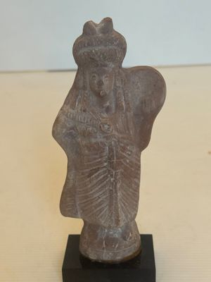 une vieille statue représentant une femme coiffée d'une couronne