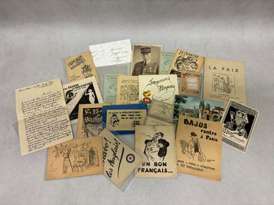 une pile de vieilles cartes postales posée sur une table