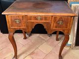 une petite table en bois avec deux tiroirs