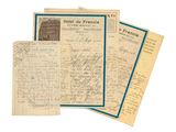 Plusieurs vieilles lettres et documents sont empilés les uns sur les autres