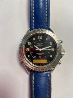 une montre montée sur un bracelet bleu