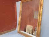 un miroir posé sur une table près d'un mur