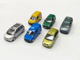 plusieurs petites voitures sont alignées sur une surface blanche