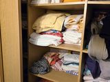 un placard rempli de nombreux vêtements et serviettes pliés