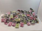 de nombreux sachets de bonbons posés sur une table blanche