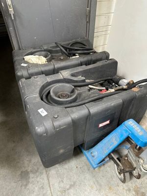 de nombreux outils qui traînent par terre dans le garage