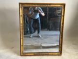 un homme se prenant en photo dans un miroir