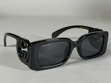 gros plan d'une paire de lunettes de soleil sur une surface blanche