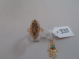 une bague en or avec une pierre turquoise au centre