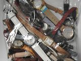un sac rempli de montres posé sur une table