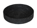 le bol est noir et présente un motif circulaire