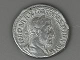 une pièce d'argent portant l'image d'un homme