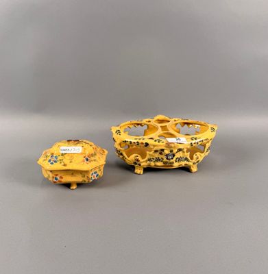 Porte huilier/vinaigrier en faïence jaune à décor floral.