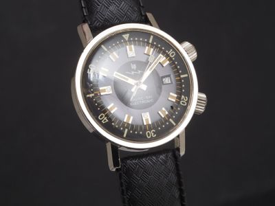 gros plan d'une montre-bracelet avec un bracelet en cuir noir