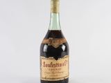 une vieille bouteille de vin posée sur une surface blanche