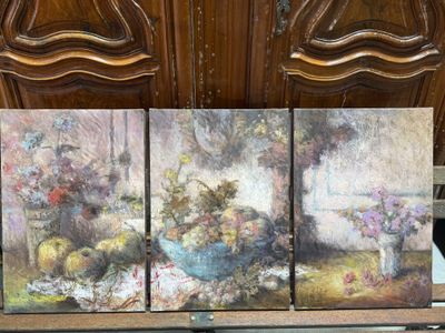 trois tableaux représentant des fleurs dans un vase posé sur une étagère devant une armoire en bois