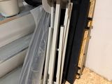 une étagère métallique sur laquelle est posé un sac en plastique