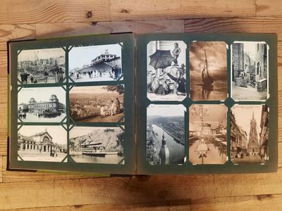 un livre avec plein d'images dessus, posé sur une table