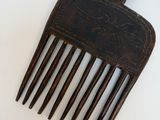 un peigne à cheveux châtains posé sur une table