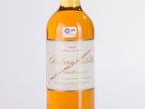 la bouteille de vin est posée sur une surface blanche
