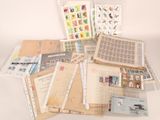 de nombreux types de timbres et d'enveloppes sur la table