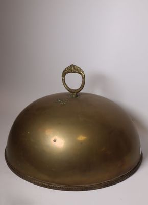 une cloche ancienne en laiton surmontée d'un anneau