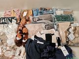 beaucoup de vêtements et de chaussures posés sur une table