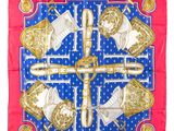 une écharpe carrée rouge et bleue ornée d'un motif doré