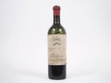 une bouteille de vin posée sur une table