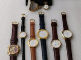 plusieurs modèles de montres exposés dans une vitrine