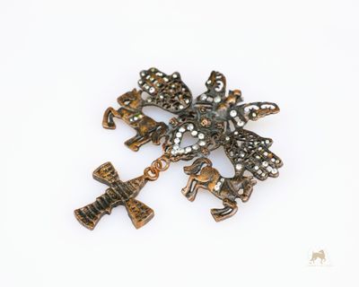 une photo en gros plan d'une broche ornée d'une croix