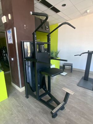 une image d'une salle de sport avec des équipements