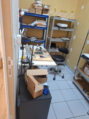 une photo d'un bureau avec un bureau et des étagères