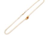un collier de perles de culture avec un fermoir en or