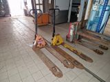 une pile de palettes posée au milieu d'une pièce